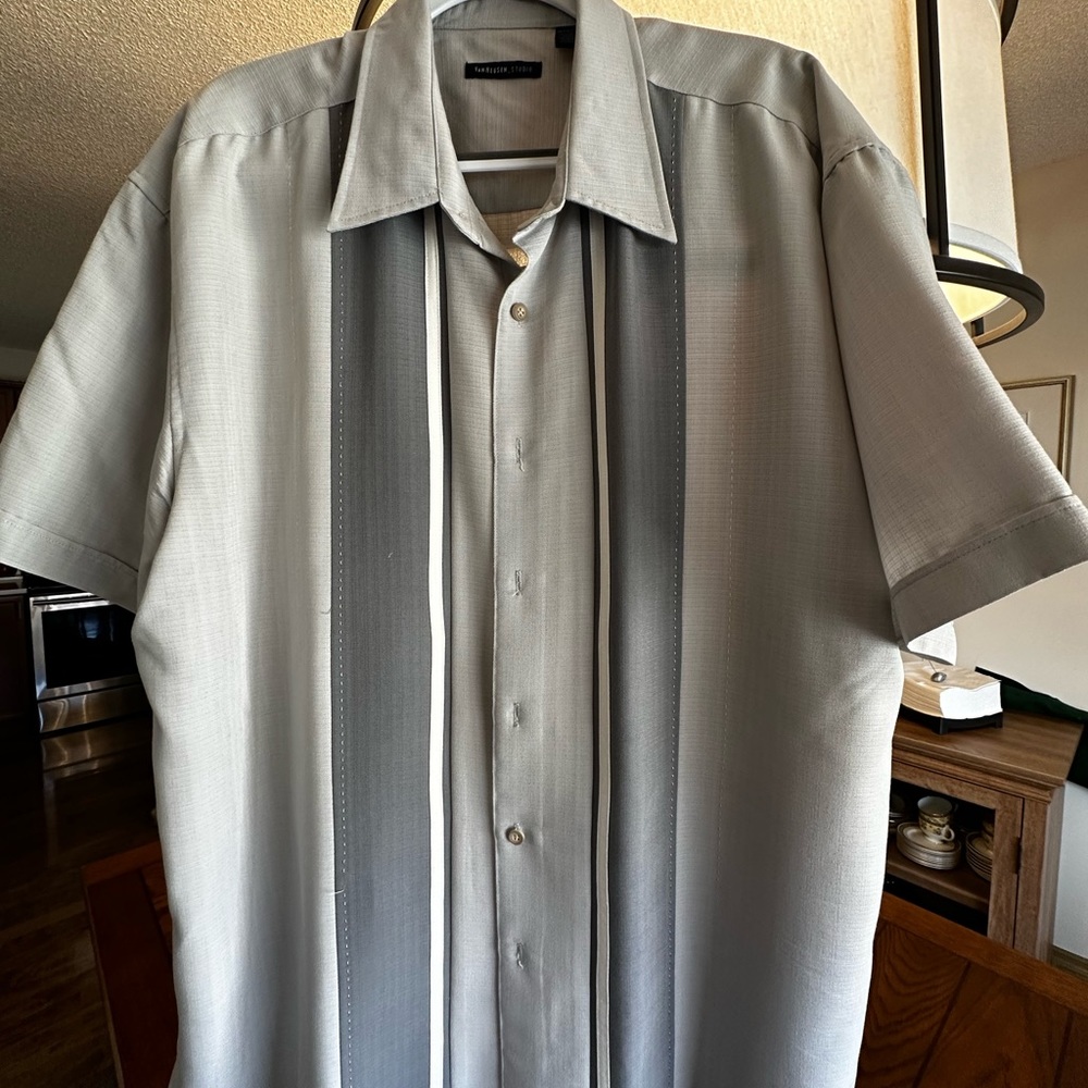 Mens button down Hawaiian style shirt